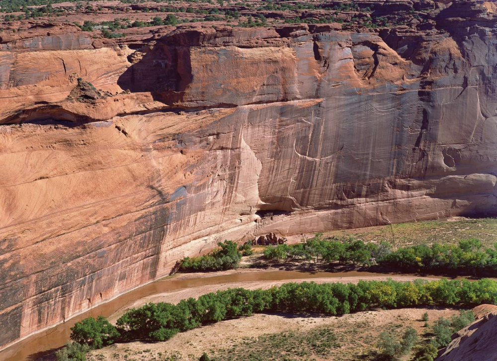 With double-sided, flat- stone walls sandwiching rubble filling, White House Ruins mimic a style first seen in New Mexico's Chaco Canyon Great Pueblos.